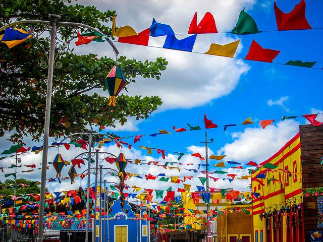 Como fazer uma decoração com balões personalizados na Festa Junina?