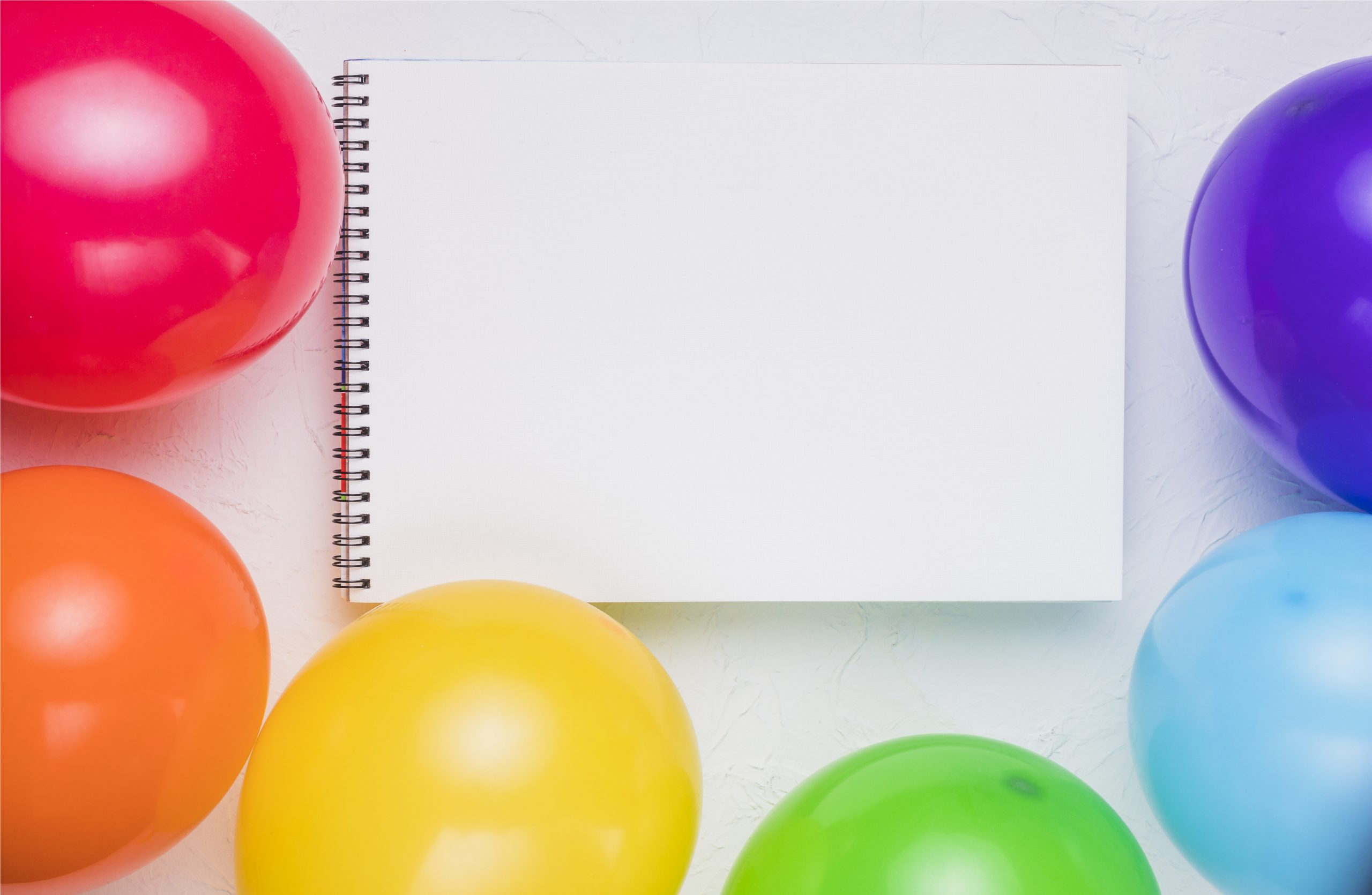 Vitrine de volta às aulas com balões personalizados: dicas de decoração para atrair mais clientes