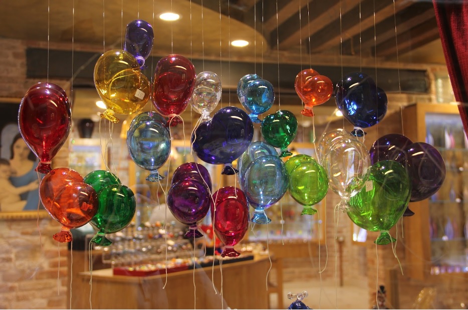 Como os balões personalizados podem ajudar a destacar a sua marca em feiras e eventos? 