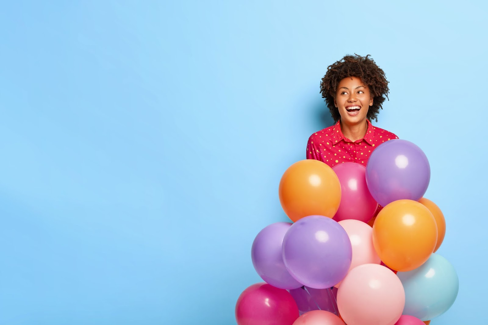 Como utilizar balões personalizados para criar uma experiência imersiva?