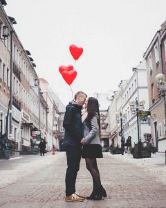 Casal com balões