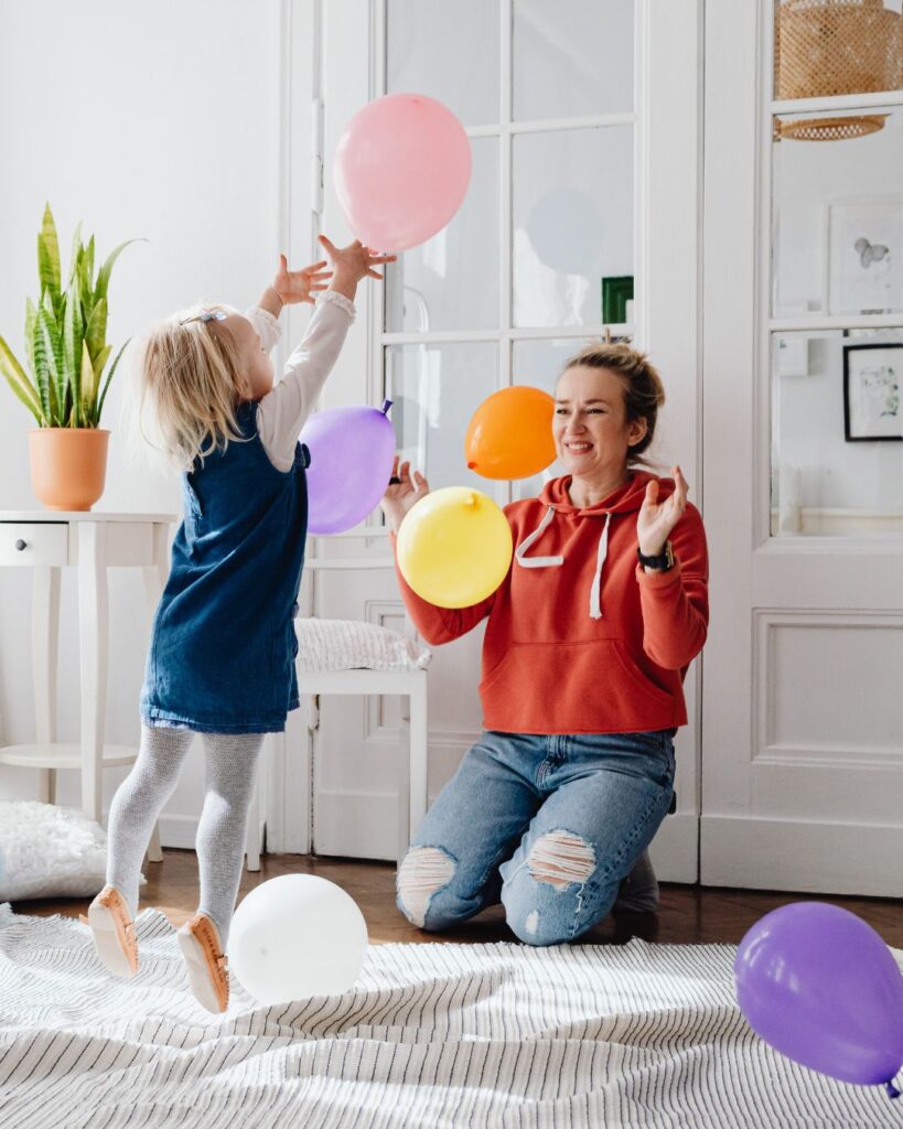 Mãe e filha brincando com balões